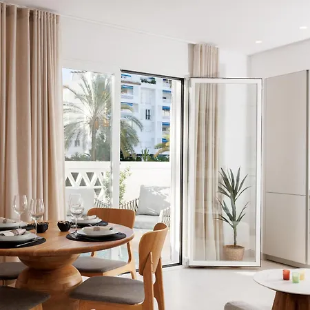 Banus - Banus - Playa Del Duque - Luxury Beachfront Complex - 2br - 2ba - Direct Access - Just 3 Min Walk To Puerto Banus Marina - Outdoor Terrace - 35,000 M2 Tropical Gardens - 3 Pools - 2 Onsite Restaurants - Ideal For Familie