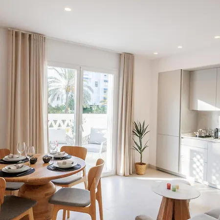 Banus - Banus - Playa Del Duque - Luxury Beachfront Complex - 2br - 2ba - Direct Access - Just 3 Min Walk To Puerto Banus Marina - Outdoor Terrace - 35,000 M2 Tropical Gardens - 3 Pools - 2 Onsite Restaurants - Ideal For Familie * Marbella