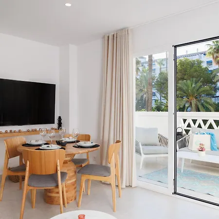 Banus - Banus - Playa Del Duque - Luxury Beachfront Complex - 2br - 2ba - Direct Access - Just 3 Min Walk To Puerto Banus Marina - Outdoor Terrace - 35,000 M2 Tropical Gardens - 3 Pools - 2 Onsite Restaurants - Ideal For Familie *