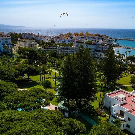 Banus - Banus - Playa Del Duque - Luxury Beachfront Complex - 2br - 2ba - Direct Access - Just 3 Min Walk To Puerto Banus Marina - Outdoor Terrace - 35,000 M2 Tropical Gardens - 3 Pools - 2 Onsite Restaurants - Ideal For Familie *